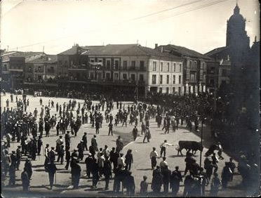 Fotografía obtenida desde la balconada del Ayuntamiento por un fotógrafo anónimo hacia 1910
