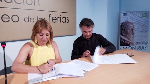 Miguel Sobrino, hijo de Lucio Sobrino, firma los documentos de cesión del legado junto a la alcaldesa de Medina, Teresa López / Cadena Ser