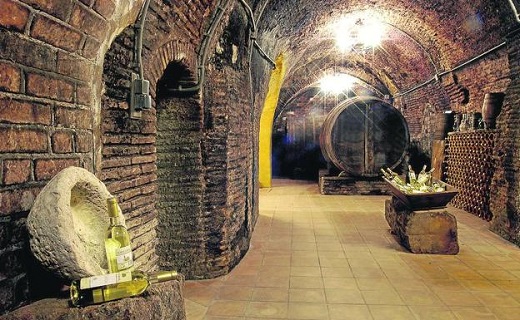 Interior de la bodega Urdil, una de las cuevas adaptadas al visitante. / J. J.