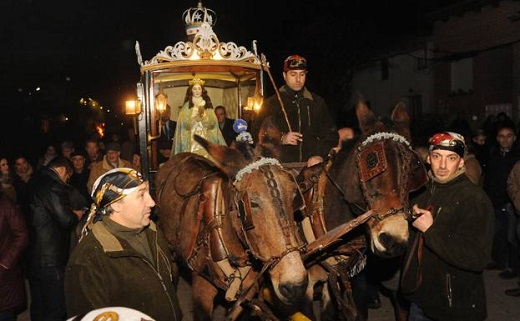 Procesión de la Virgen de Los Pegotes en Nava del Rey, Valladolid. / FRAN JIMÉNEZ