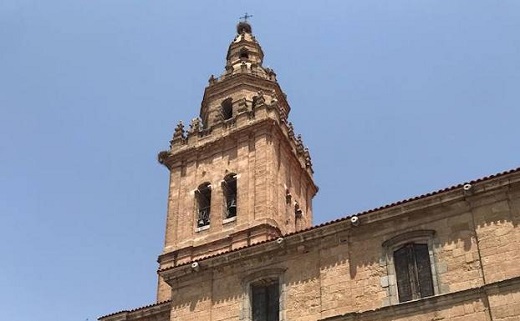 Torre de la iglesia de los Santos Juanes, en Nava del Rey. / P. G