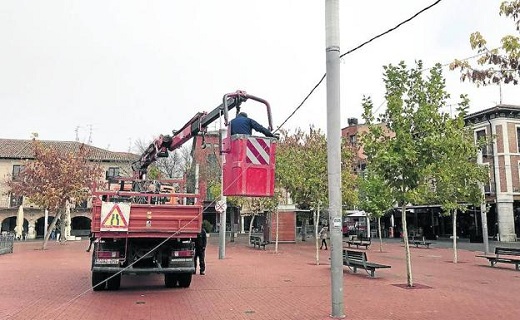 Empleados del Ayuntamiento preparan la instalación de las luces navideñas. / P. G.