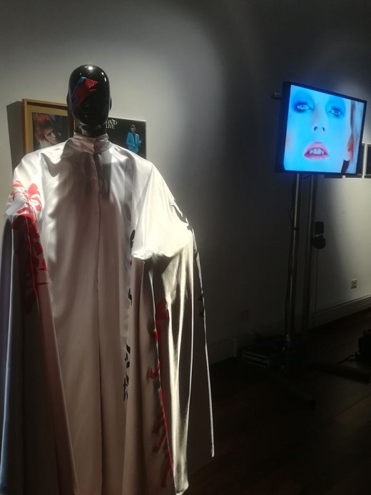 Inaugurada la exposición “Identidad y simulacro. Los rostros de David Bowie” en la Casa de Cultura de Medina del Campo.