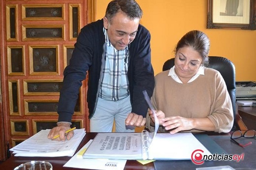 Teresa López junto al concejal de Hacienda, Jesús Hernando.