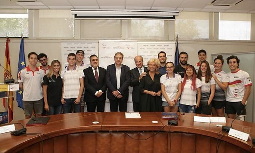 Miguel Carballeda, Mariano Soriano, Juan Manuel González Serna y Lucía Urbán con los integrantes del equipo paralimpico