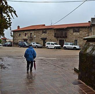 Una persona camina por una plaza de Villardeciervos . a. s.