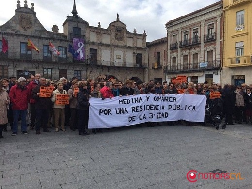 Concentración en Medina del Campo para una residencia ancianos