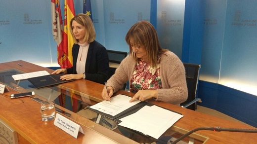 La alcaldesa de Medina del Campo y la Consejera de familia firman el acuerdo de la residencia / Cadena Ser