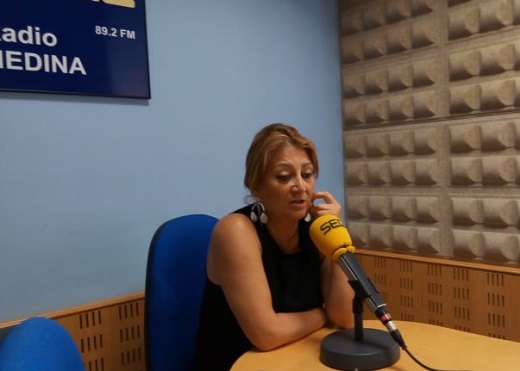Teresa López intervieniendo en los estudios de Radio Medina / Cadena Ser