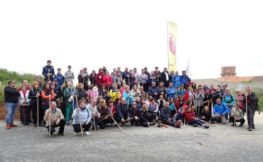 Foto de familia de los participantes en la Tercera Jornada Teresiana de Pegrinación y Cultura. / WORD