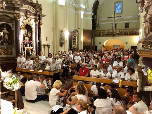 Asistentes a la misa celebrada en El Carpio.