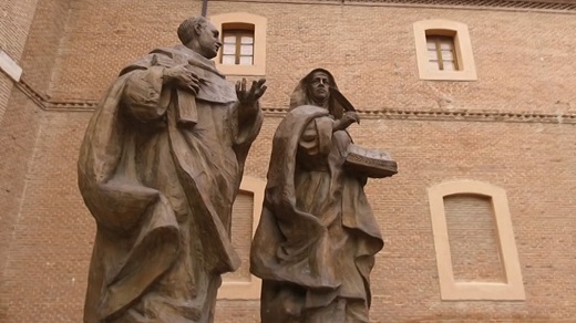 San Juan de la Cruz y Santa Teresa de Jesus en la plaza de San Juan de la Cruz de Medina del Campo.