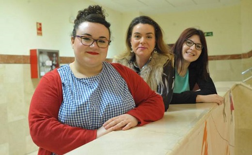Alba Estrada, Milagros Santana y María Eugenia Quirós posan en la escalinata de la Facultad de Comercio de la UVa. / RODRIGO JIMÉNEZ