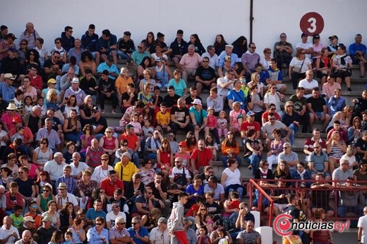 Ambiente en la plaza de toros de Medina (Foto: Juanes).