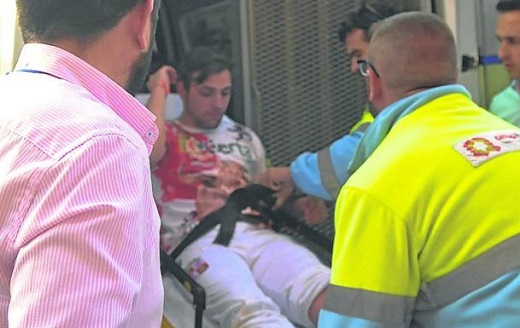 El cortador José Manuel Medina, en el traslado al hospital