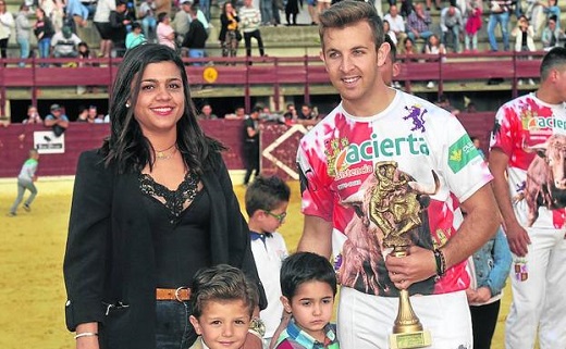 Oliver García posa junto a su familia y el trofeo tras ganar el concurso medinense. / R. J.