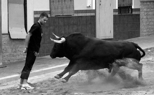 Ramón Bellver da una lección de sangre fría en la calle, esperando al toro con los pies clavados en el suelo. / R. C.
