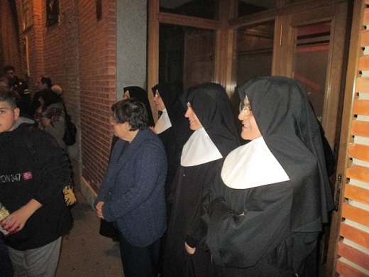 Las Hermanas de los Ancianitos desamparados, titulares de la residencia en épocas denominada Asilo, no se resistieron a salir a ver la procesión.