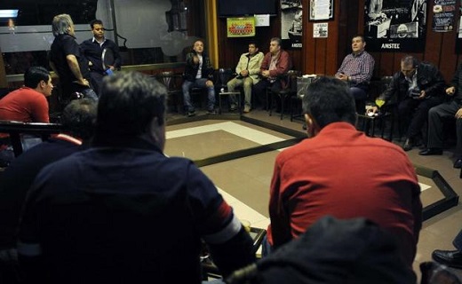 Jugadores en un local de Valladolid, en el que apuestan a las chapas. / RICARDO OTAZO