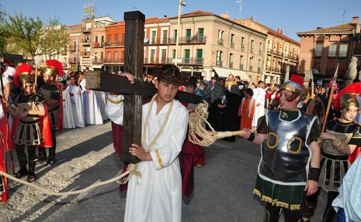 Un momento del vía crucis infantil por las calles de Medina del Campo. / FRAN JIMÉNEZ