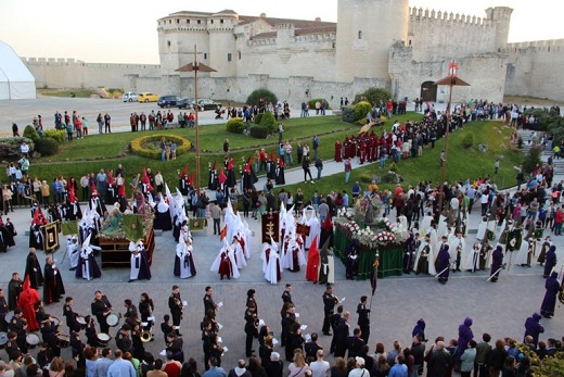 Inicio de la procesión de Jueves Santo desde el Castillo de Cuéllar en 2017 / Radio Cuéllar