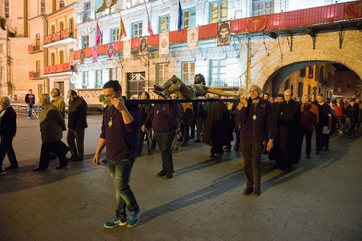 El Rosario de Penitencia reune a un gran número de jóvenes y hombres en torno al Cristo de la Penitencia / Cadena Ser