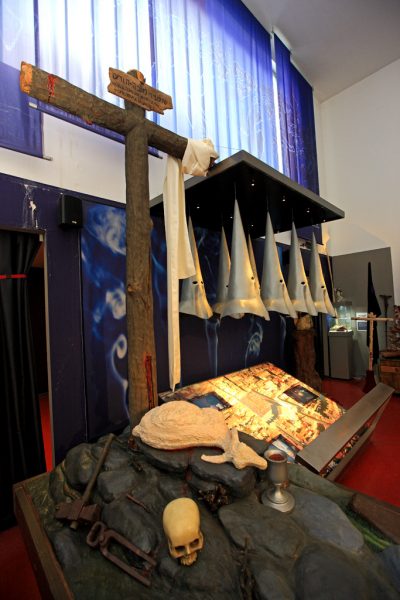 Detalle de algunas de las muestras de objetos relativos a la Semana Santa. Foto: Efetur/Cedida por Cardinalia.