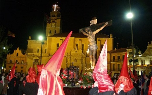 Imagen de archivo del Cristo de la Agonía (Domingo Beltrán, siglo XVI) a su paso por la Plaza Mayor de la Hispanidad de Medina del Campo, en la procesión de La Caridad del Jueves Santo . EFE / Iván 