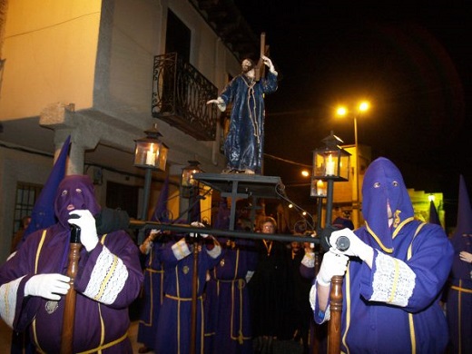 El Nazareno de la Cruz, una obra del siglo XVII, en la procesión de la Vera Cruz de Medina del Campo en la noche del Jueves Santo. EFE/ Iván Lozano
