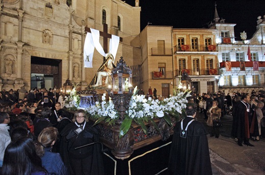 Imágenes de la Semana Santa: Julio G. Arribas. Fotouno. El cartel oficial de la Semana Santa de Medina del Campo del año 2018, Una fotografía del paso del Santo Sepulcro cuyo autor es Jose Luis Misis