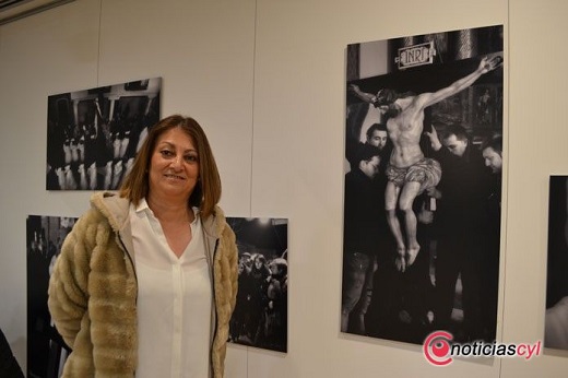 Teresa López, alcaldesa de Medina del Campo, en una exposición de imágenes de Semana Santa.