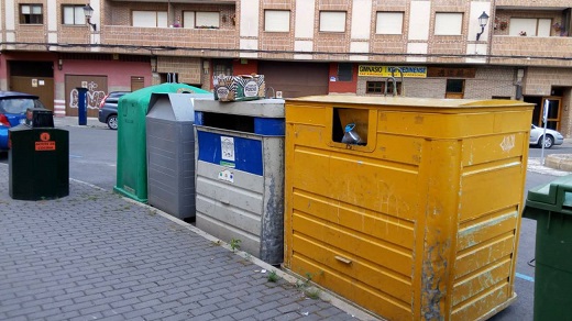 Contenedores de recogida de basura situados en Medina del Campo / Cadena Ser