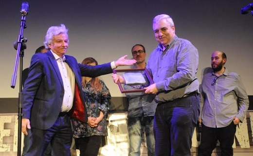 Emiliano Allende entrega el premio a Txema Muñoz, responsable de Kimuak / FRAN JIMÉNEZ