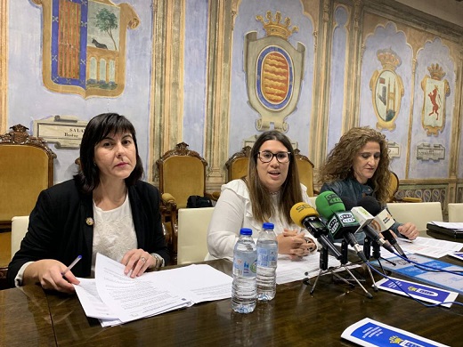 Técnicos municipales de Servicios Sociales y Nadia González, concejal, presentan el Plan de Infancia / Cadena SER