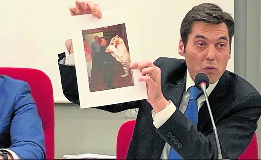 Salcedo muestra una foto del primer mandato del PSOE que anunciaba la llegada de un circo. /