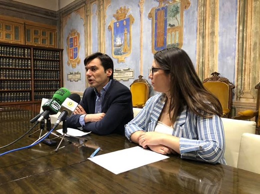 El portavoz del equipo de gobierno, Luis Carlos Salcedo, anuncia las contrataciones 15 personas en riesgo de exclusión social en Medina del Campo.