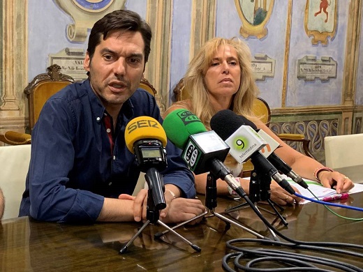 Luis Carlos Salcedo y Paloma Domínguez. Los concejales de hacienda y personal explican los contratos que se están formalizando en el Ayuntamiento /Cadena SER