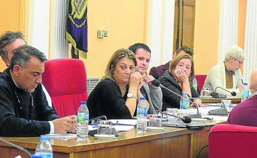 La alcaldesa, Teresa López, con su equipo durante un pleno municipal. / F. J.