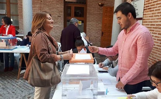 Teresa López vota en su municipio, Medina del Campo, donde dejó de ser la lista más votada. / El Norte