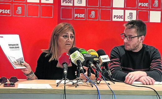 Teresa López y José María Magro, portavoz municipal del PSOE . /