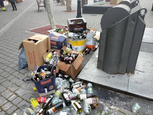 Acumulación de basuras en los contenedores que se ubican en la Plaza del Pan / Cadena Ser

Compartir en facebook
Compartir en twitter
Compartir en linkedin
Comentarios