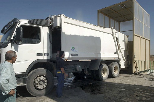 Descarga de un camión de residuos en la planta de Mancomunidad. / EL NORTE