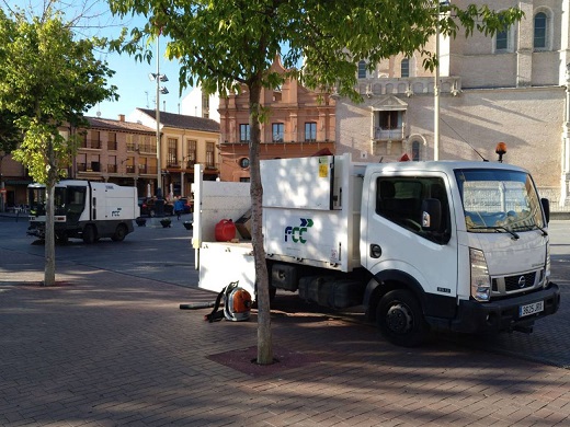 FCC es todavía la actual empresa que gestiona las basuras y la limpieza diaria de la villa / Cadena SER