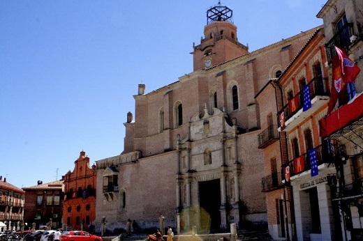 Fachadas Iglesia Colgiata de San Antolin y el Ayuntamiento de Medina del Campo
