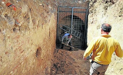 Julio del Olmo y Amador Nieto, en el acceso a la bodega. / F. J.