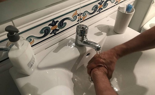 Una persona se lava las manos en un domicilio medinense. /