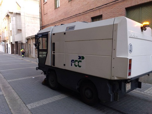 Una barredora automática limpia una céntrica calle de Medina / Cadena SER