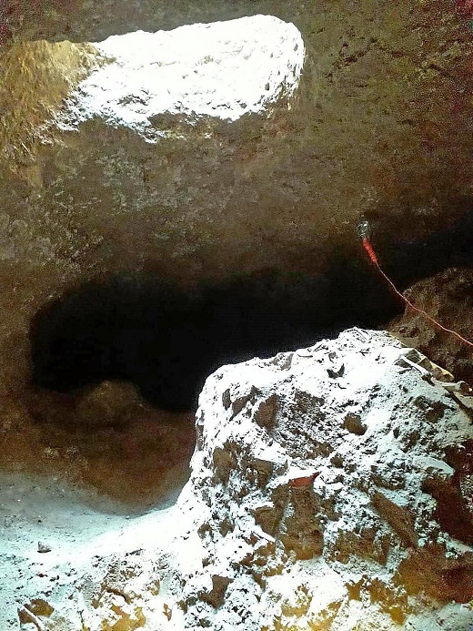 Montículo de huesos humanos iluminado por la zarcera de la bodega de ‘los Alfredos’, a 10 metros bajo tierra. - E. M.