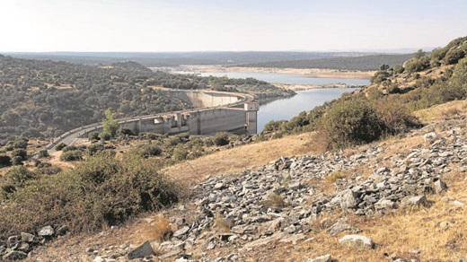 El embalse de Las Cogotas (Ávila) se ha convertido en el epicentro de la sequía en Castilla y León - ABC