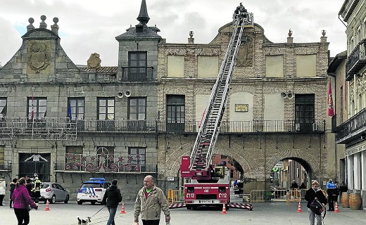 Los bomberos retiran los restos de la diosa situada en lo alto de la Casa de los Arcos.